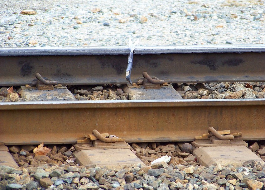 Photo of Broken Rail at Milepost 465.0