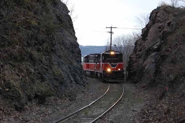 Photo of Empty Mt. Tom Coal Train 3