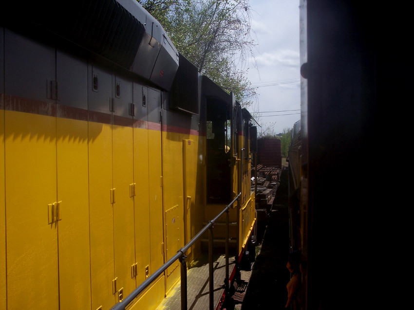 Photo of Passing NEGS GP39 2370 in the hole