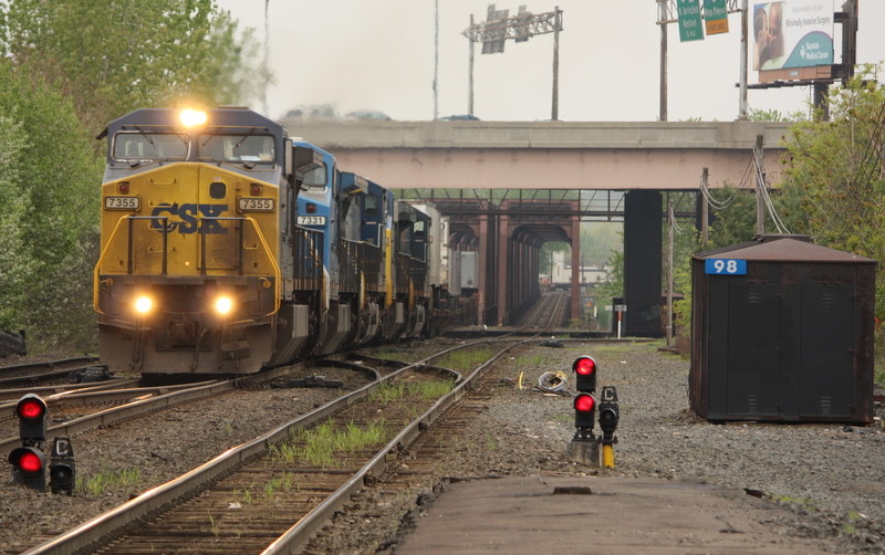 Photo of CSX Q122 approaches Springfield station