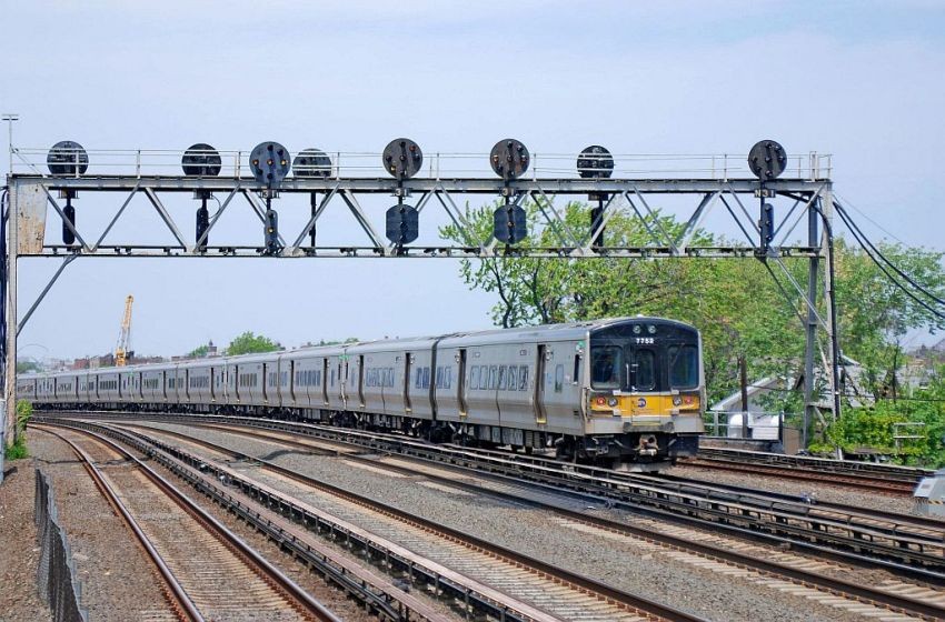Photo of LIRR at departing Woodside
