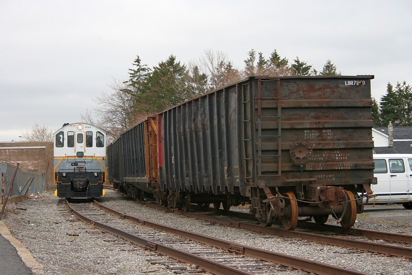 Photo of DL 1044 light at Batavia ny as she passes some hoppers carrying scrap.