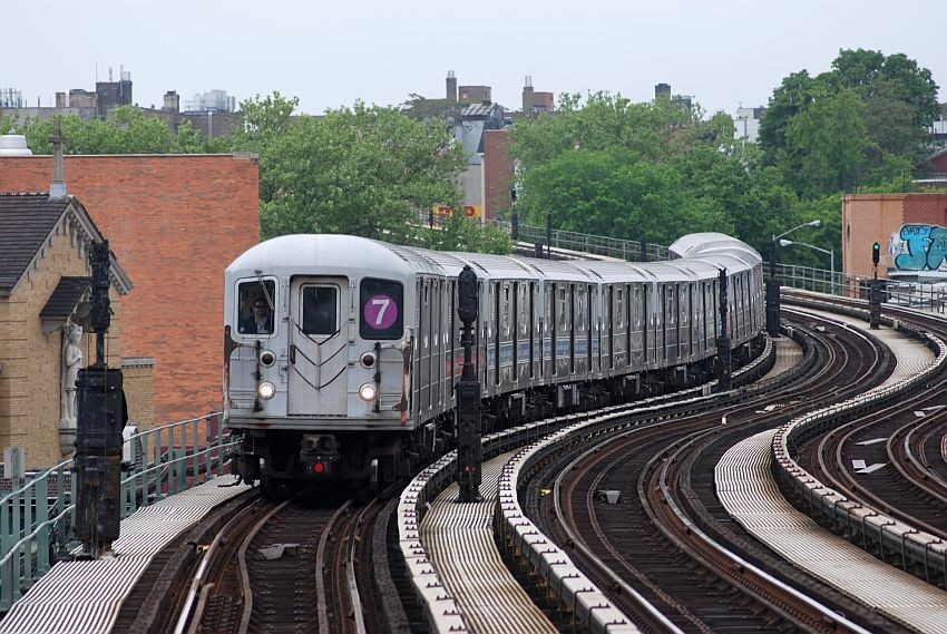 Photo of MTA #7 train arriving Woodside