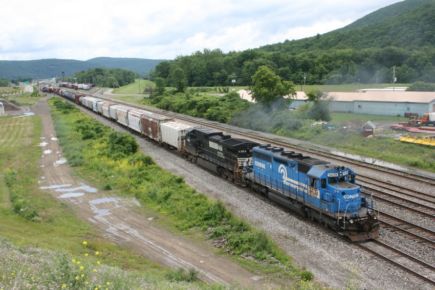 Photo of An NS yard job with a beautiful CR painted SD40-2 switches at Gang Mills yard ny