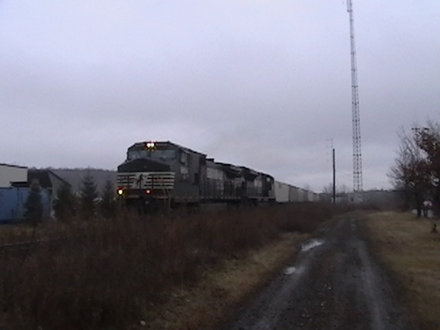 Photo of a pair of ns sd70m-2's on train168