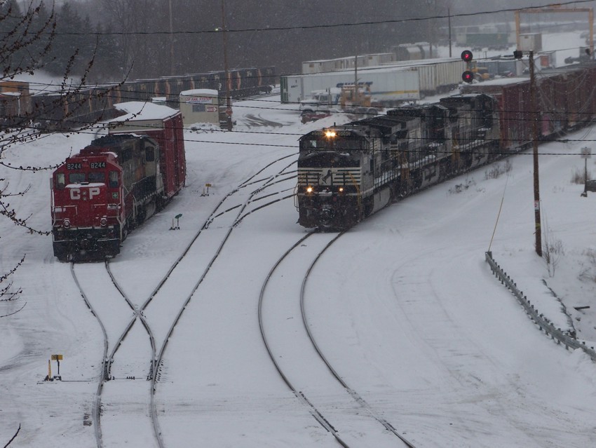 Photo of Norfolk Southern 9090 in Taylor, PA.