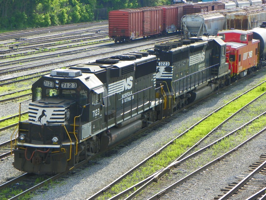Photo of Norfolk Southern 7123 and 3223 in Roanoke, VA.
