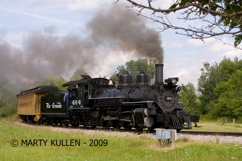Photo of Huckleberry RR 2-8-2 #464 rounds one end of the dogbone