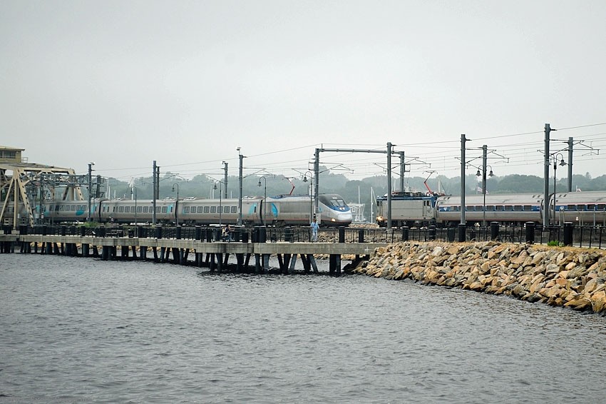 Photo of Acela meets Regional at New London
