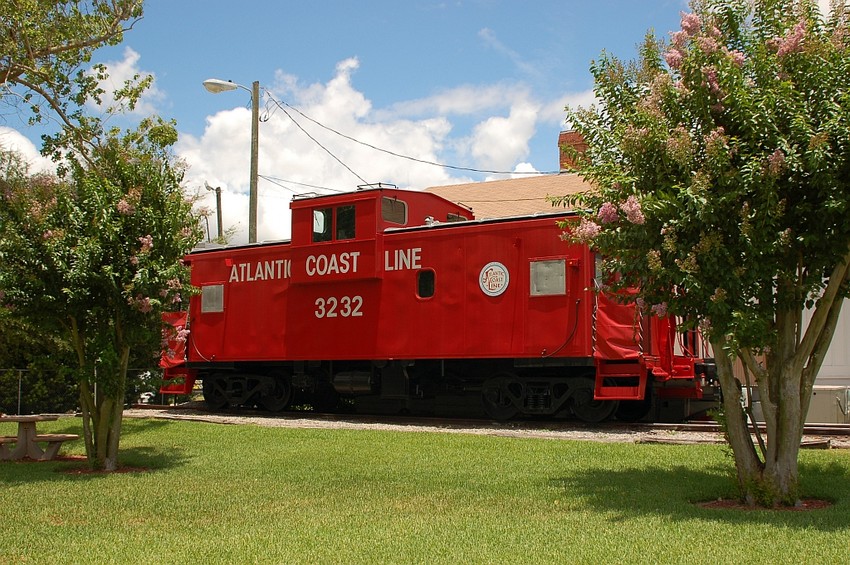 Photo of ACL Caboose No. 3232