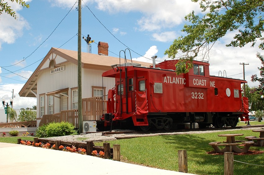 Photo of ACL Depot and Caboose No. 3232