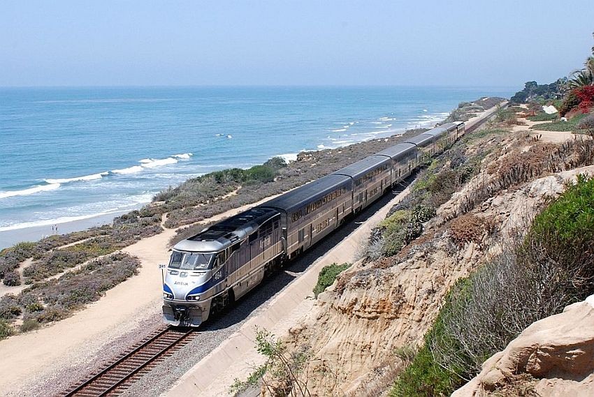 Photo of Amtrak Surfliner pulling south @ Del Mar