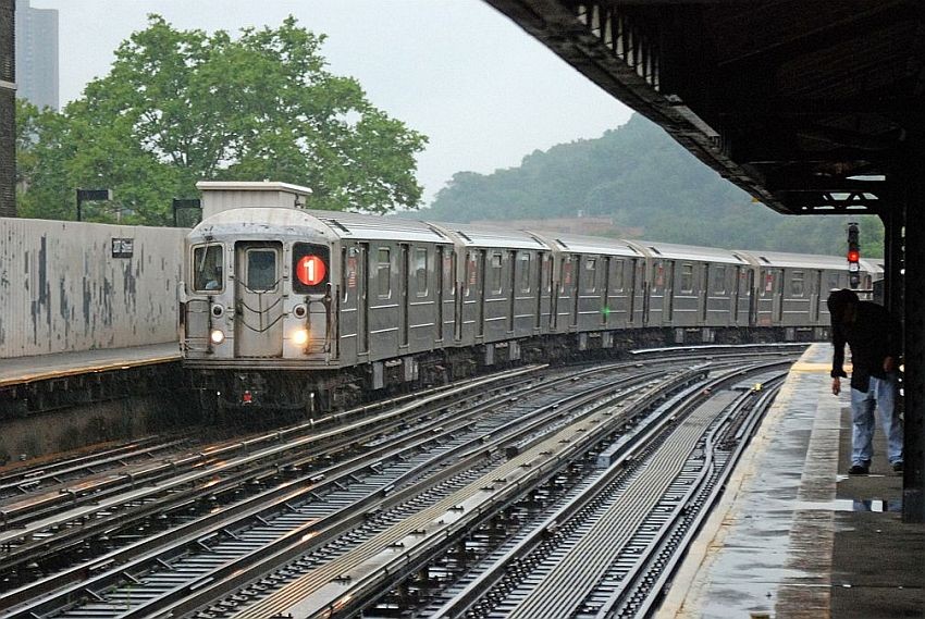 Photo of 1 line arriving 207th St