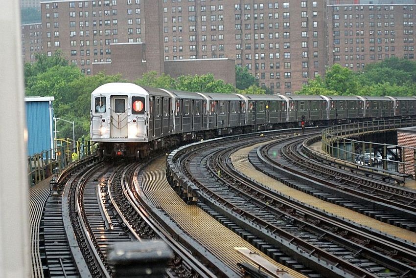Photo of MTA 1 Line arriving 207th St
