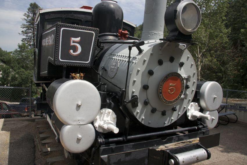 Photo of Pikes Peak Steam locomotive #5 at the base of the mountain