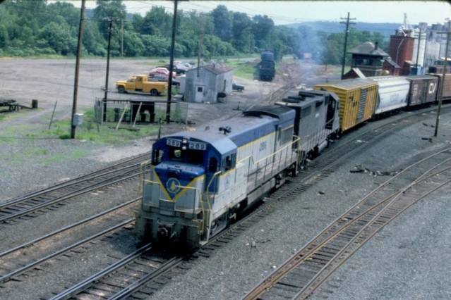 Photo of Westbound fro E.Deefield with mixed GE & EMD power