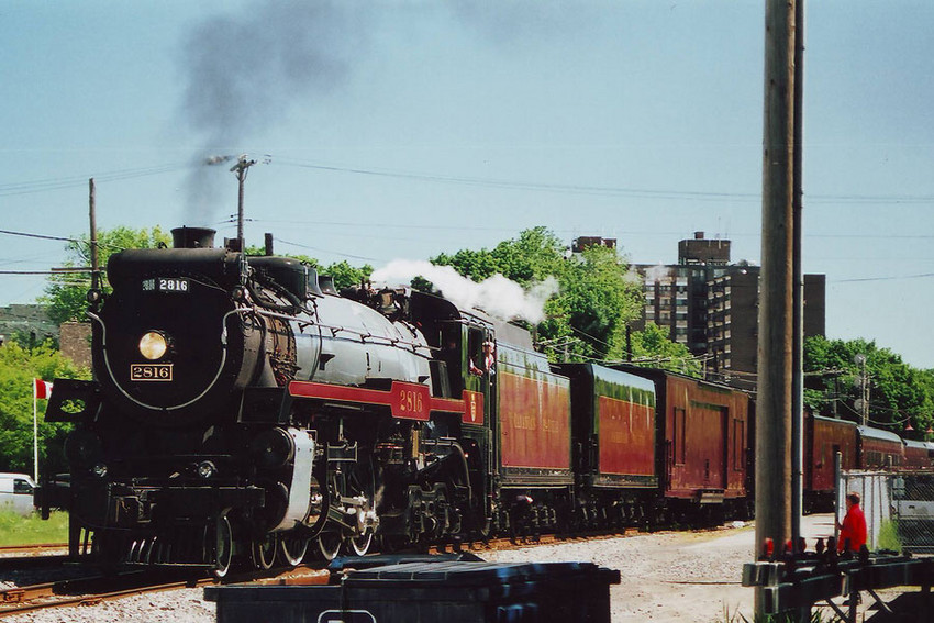 Photo of CP 2816 IN MONTREAL-WEST (2)
