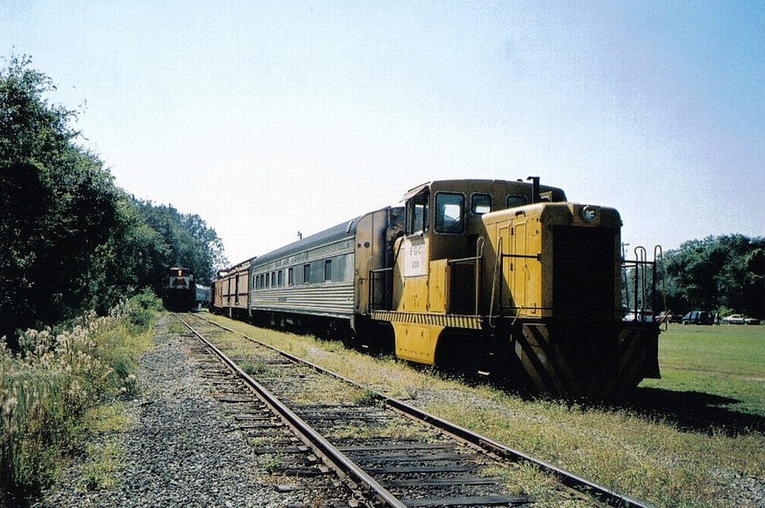 Photo of FGC GE 44 Ton Diesel Locomotive No. 100