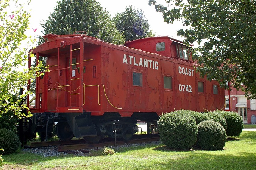 Photo of ACL Caboose No. 742