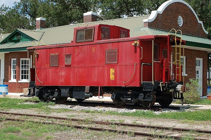 Photo of CO Caboose No. 903554 and SCL Depot