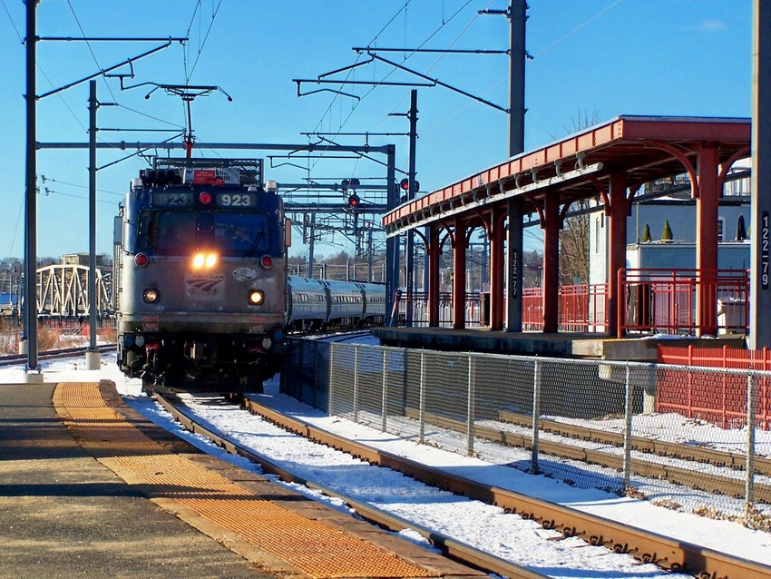 Photo of Train 190 entering New London Station