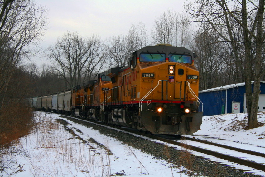 Photo of CSX Y-122 the Port Job with a set of UP power, Glenmont, NY