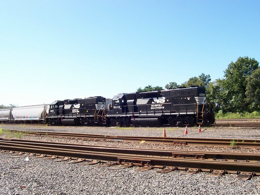 Photo of NS 5271 and 5610