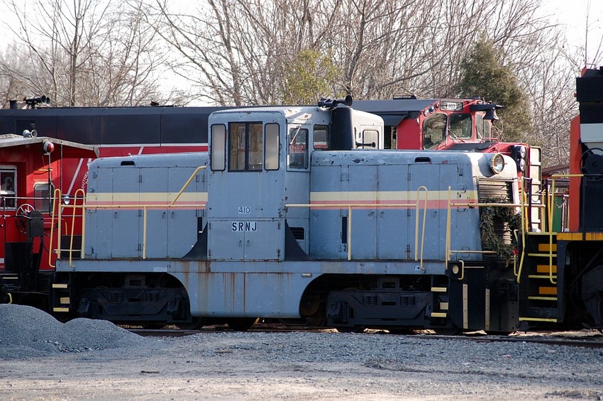 Photo of SRNJ GE 44 Ton Locomotive No. 410