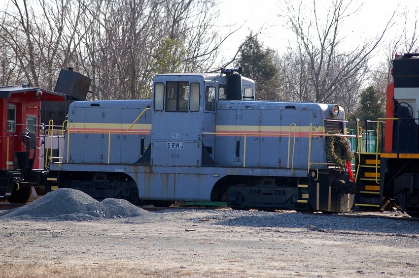 Photo of SRNJ GE 44 Ton Locomotive No. 410