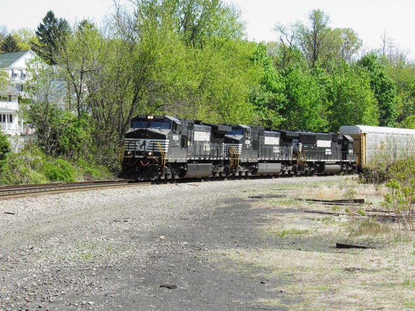 Photo of Norfolk Southern Train 412 in Plains Twp., PA.