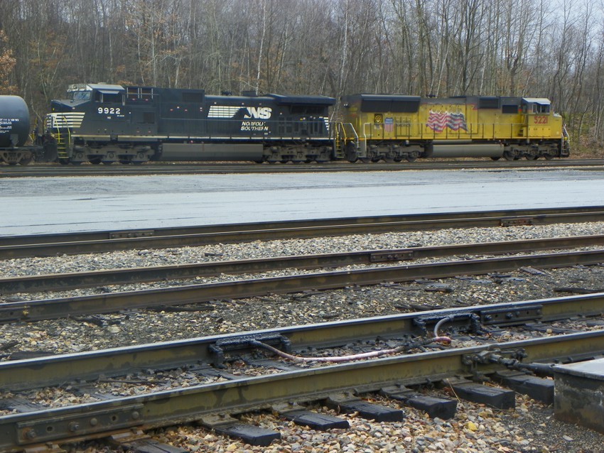 Photo of Union Pacific 5221 and Norfolk Southern 9922 in Taylor, PA.