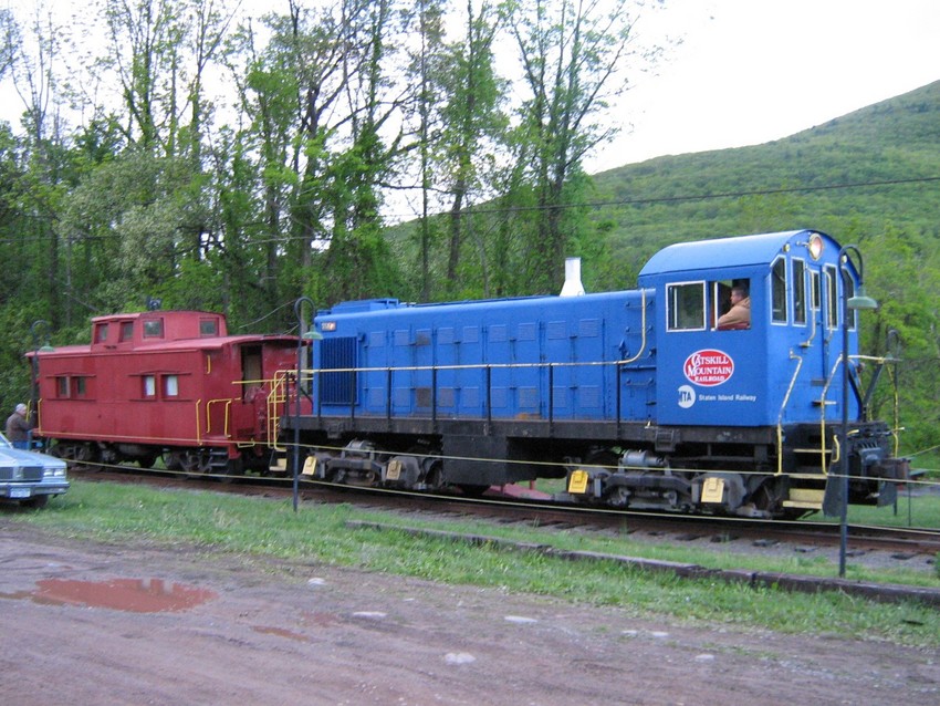 Photo of CMRR Caboose 673 and S1 407