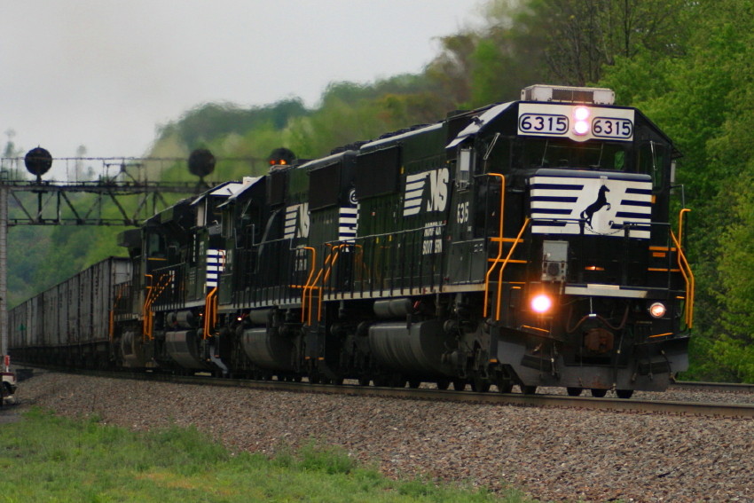 Photo of A Loaded NS Coal Train crawls uphill @ Lilly, PA