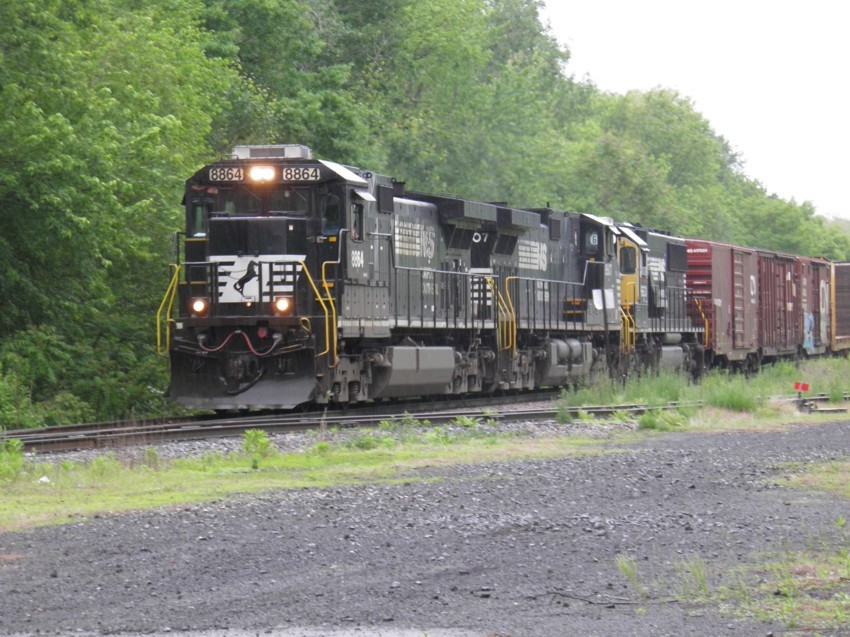 Photo of Train 412 South at MP 692 on the CP Sunbury Sub in Buttonwood, PA.