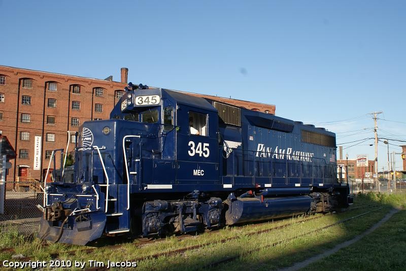 Photo of LA-1 with MEC345 on the Manchester & Lawrence Branch in Lawrence
