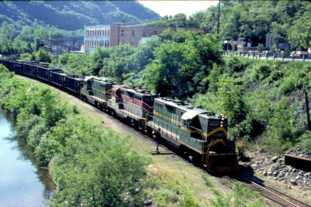 Photo of GMRC XR1 leaving Bellow Falls