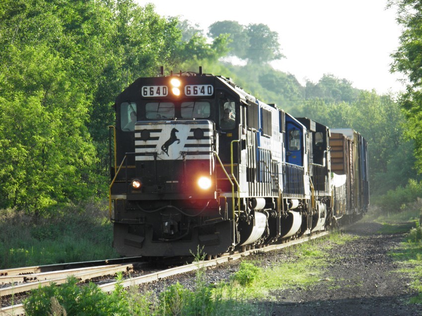 Photo of Train 413 in Buttonwood, PA.