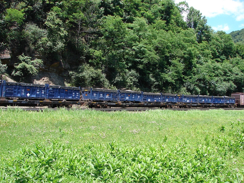 Photo of Dumpsters from the Hainesport Industrial RR heading west at Horseshoe Curve