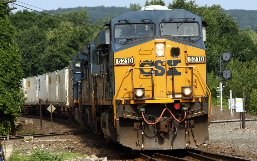 Photo of CSX Q122 heads east accross the diamond in Palmer