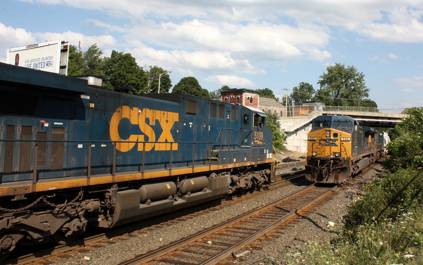 Photo of Q422 heads east on controlled siding