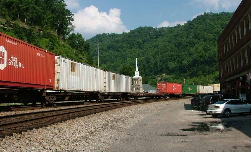 Photo of NS trailer/container train in Matewan, WV
