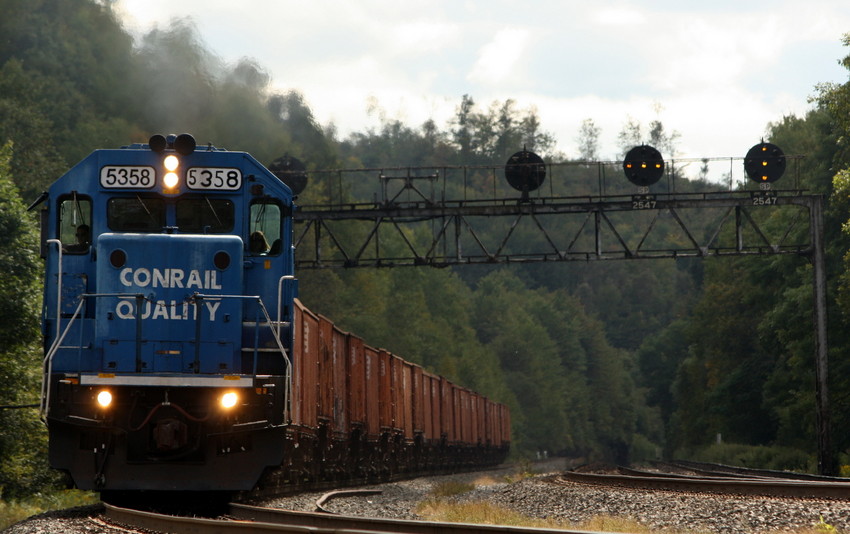 Photo of Conrail GP38-2 5358 lead empty ballast cars at Lilly PA