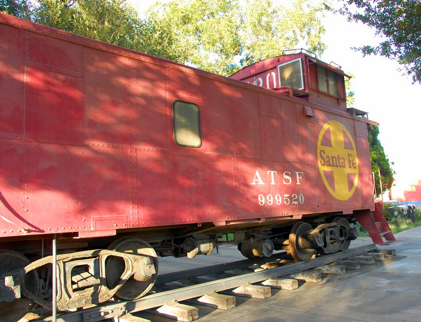 Photo of ATSF 3759's train has a caboose!