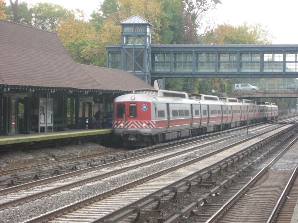 Photo of MNRR New Haven Line Train @ NY Botanical Gardens Station