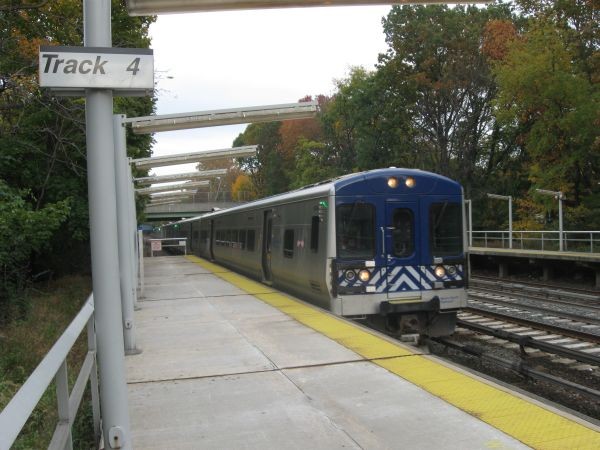 Photo of MNRR Harlem Line Train @ NY Botanical Gardens Station