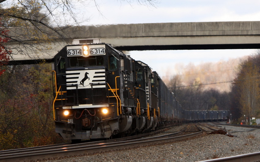 Photo of Westound loaded trash (65J) has head end helpers past Lilly PA
