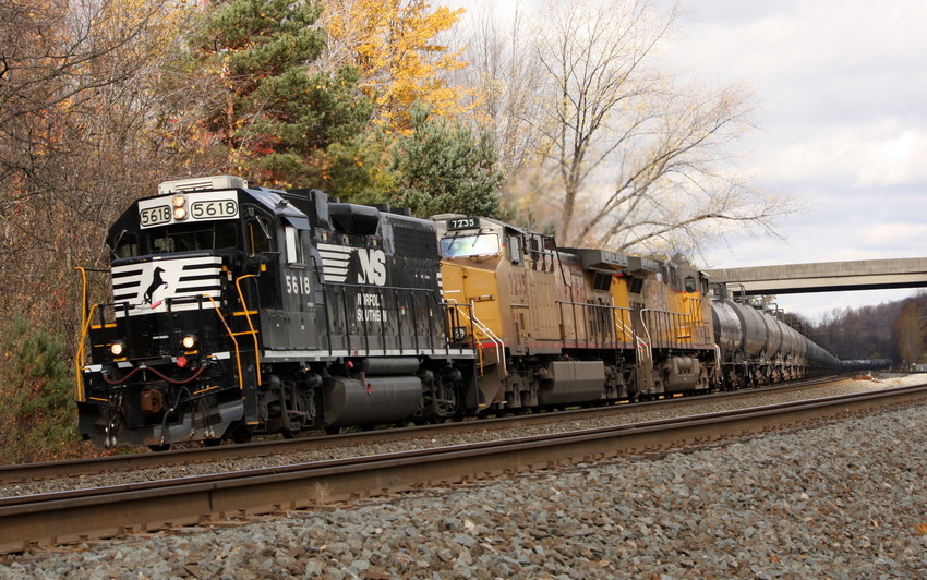 Photo of Westbound empty ethanol wtih UP Power Lilly PA