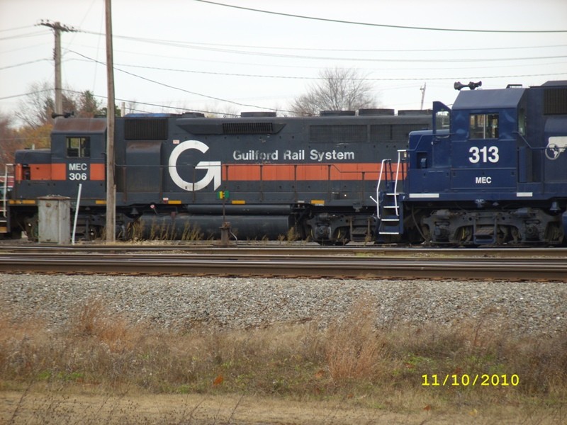 Photo of MEC#306e GP40 on track 217 and MEC#313e in the fore ground.