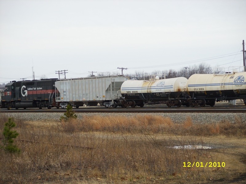 Photo of B&M#334 PO1 is waiting for Amtrak 686s to pass Rigby.