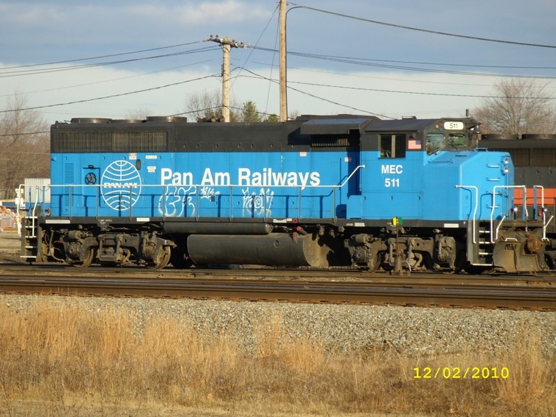 Photo of MEC#511w is tied down all by itself but not far from 2 other sets of engines on